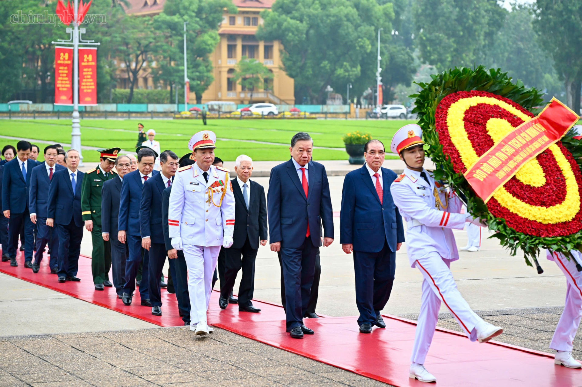 Lãnh đạo Đảng, Nhà nước đến đặt vòng hoa và vào Lăng viếng Chủ tịch Hồ Chí Minh. Ảnh: chinhphu.vn/Nhật Bắc