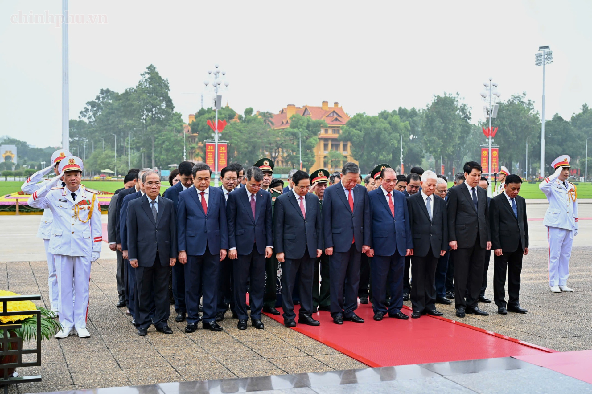 Các đồng chí lãnh đạo, nguyên lãnh đạo Đảng, Nhà nước tưởng nhớ Chủ tịch Hồ Chí Minh. Ảnh: chinhphu.vn/Nhật Bắc