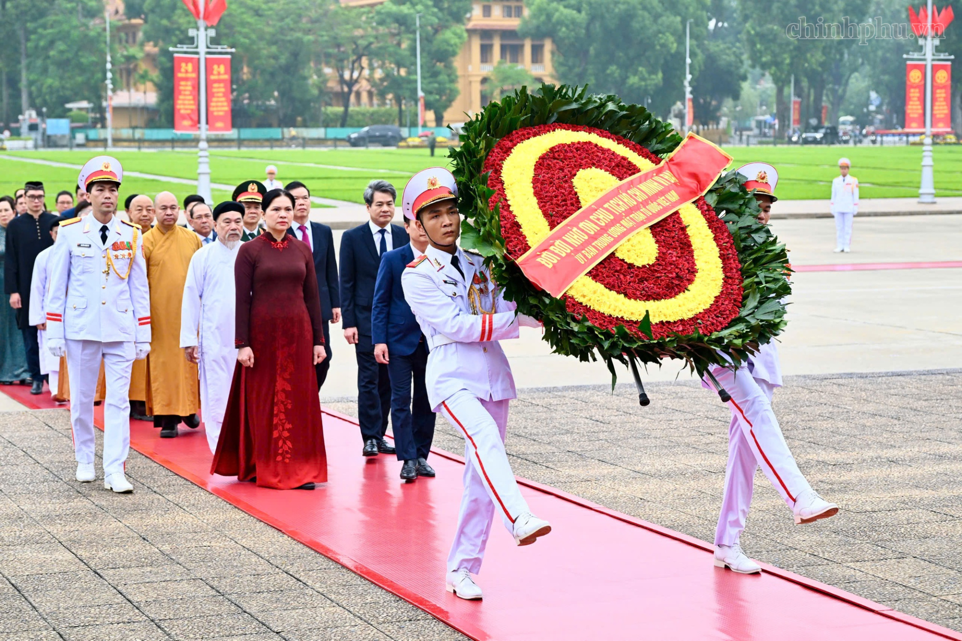Đoàn đại biểu Ủy ban Trung ương Mặt trận Tổ quốc Việt Nam đặt vòng hoa, vào Lăng viếng Chủ tịch Hồ Chí Minh - Ảnh: chinhphu.vn/Nhật Bắc