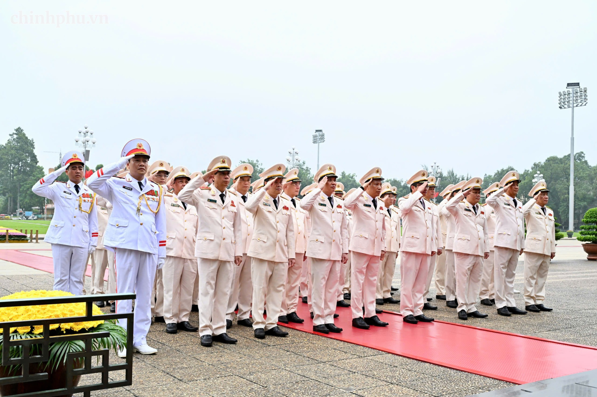 Đoàn đại biểu Đảng ủy Công an Trung ương - Bộ Công an tưởng niệm Chủ tịch Hồ Chí Minh. Ảnh: chinhphu.vn/Nhật Bắc
