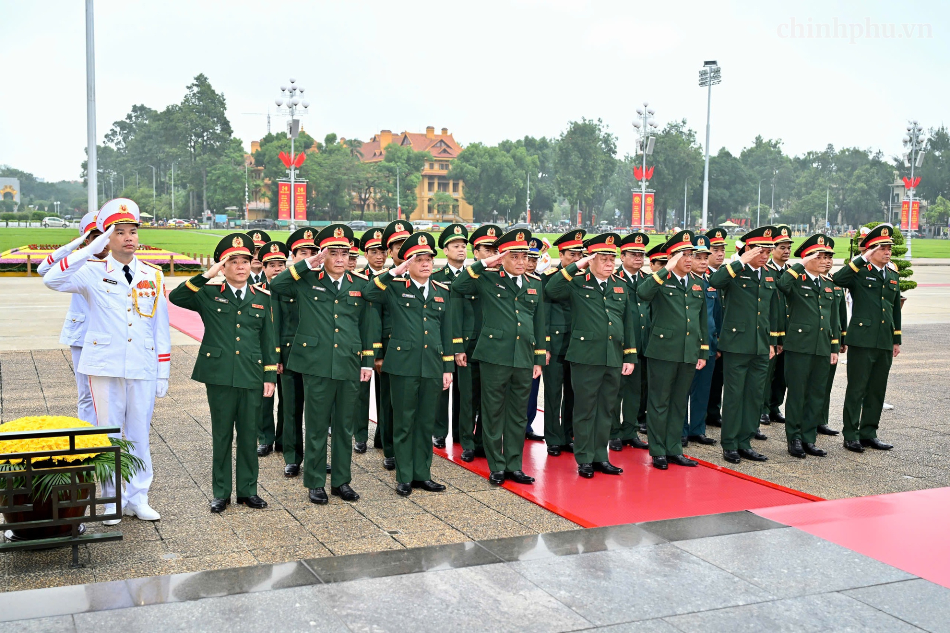 Đoàn đại biểu Quân ủy Trung ương - Bộ Quốc phòng tưởng niệm Chủ tịch Hồ Chí Minh. Ảnh: chinhphu.vn/Nhật Bắc