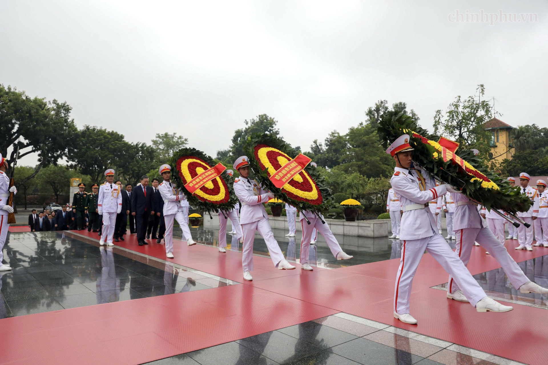Lãnh đạo Đảng, Nhà nước đến đặt vòng hoa tại Đài tưởng niệm các Anh hùng liệt sĩ. Ảnh: chinhphu.vn/Nhật Bắc
