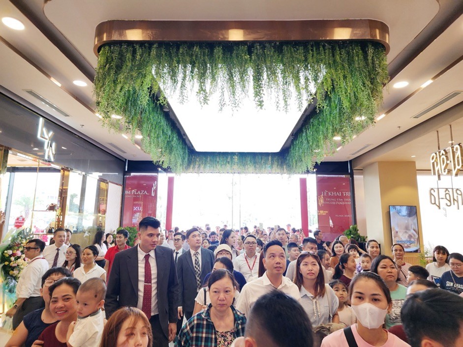 Dòng khách đông đúc đến trải nghiệm Vincom Plaza Đan Phượng dịp khai trương