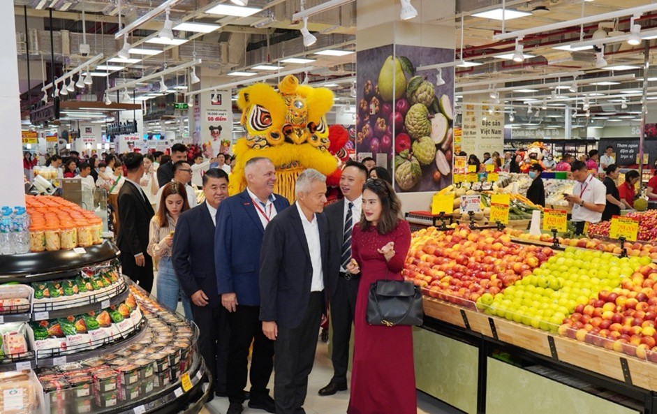Tại Vincom Plaza Đan Phượng, khách hàng mua sắm tại GO! Supermarket rộng hơn 3.200 m² – đại siêu thị đa tiện ích đầu tiên ở khu vực.