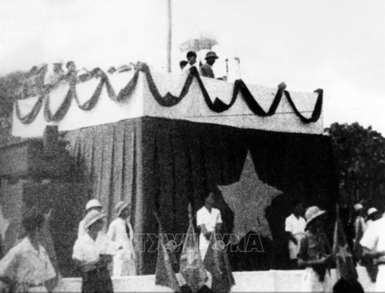 Sáng 2/9/1945, tại Quảng trường Ba Đình lịch sử, Chủ tịch Hồ Chí Minh đọc Tuyên ngôn Độc lập, khai sinh nước Việt Nam Dân chủ Cộng hòa, khẳng định trước quốc dân đồng bào và toàn thế giới: “Nước Việt Nam có quyền hưởng tự do và độc lập, và sự thực đã thành một nước tự do và độc lập. Toàn thể dân Việt Nam quyết đem tất cả tinh thần và lực lượng, tính mệnh và của cải để giữ vững quyền tự do và độc lập ấy”. Ảnh: TTXVN