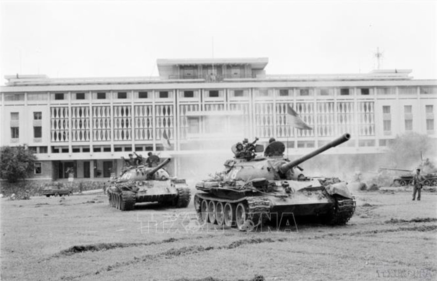 Sáng 30/4/1975, từ khắp mọi hướng, hàng trăm xe tăng, xe thiết giáp cùng bộ binh Quân Giải phóng đồng loạt thẳng tiến chiếm Phủ Tổng thống Ngụy quyền Việt Nam Cộng hòa, giải phóng Sài Gòn. Chiến dịch Hồ Chí Minh 1975 toàn thắng. Ảnh: Hứa Kiểm/TTXVN