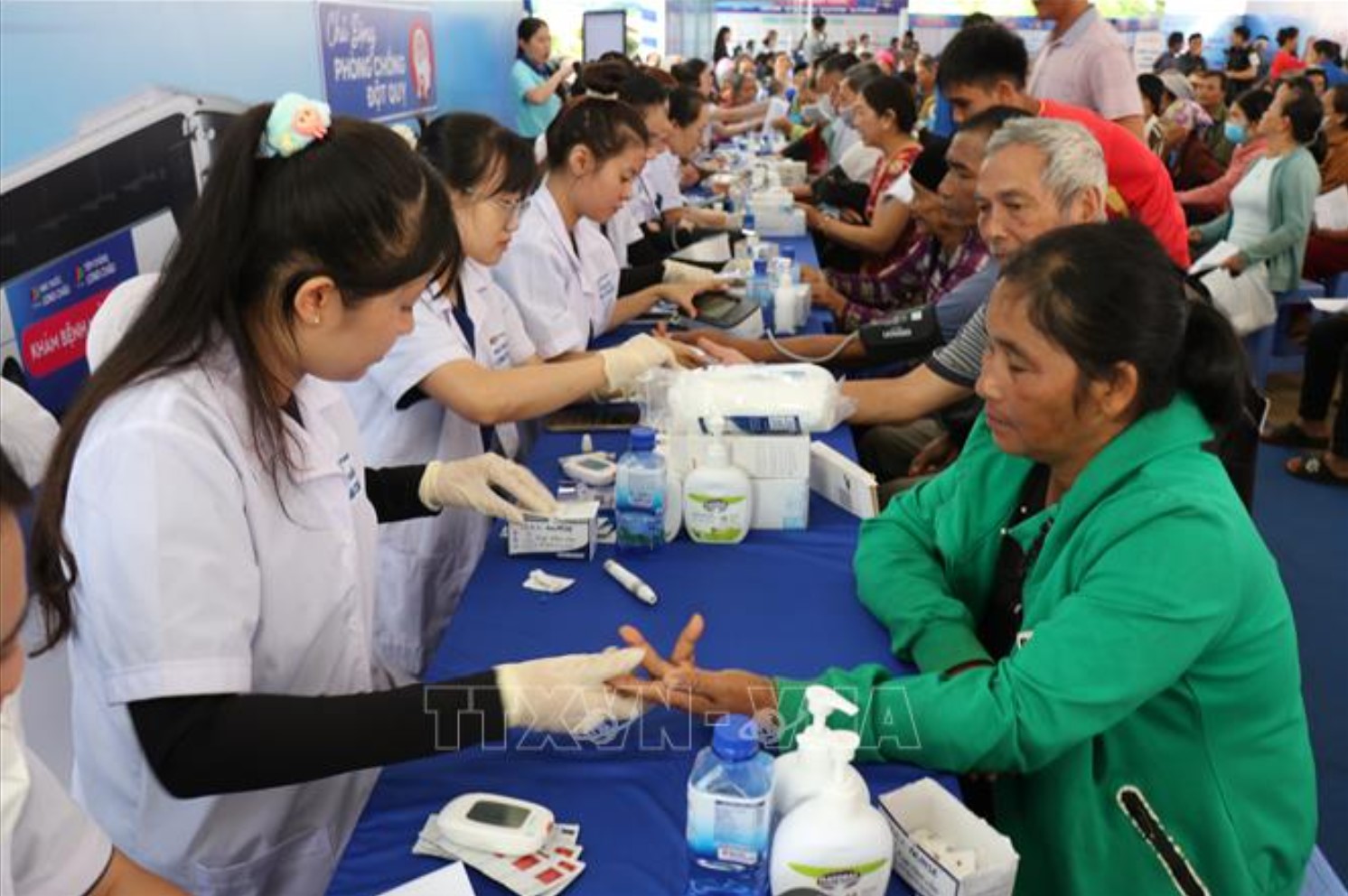 Người dân phường Đông Gia Nghĩa kiểm tra sức khỏe trong chương trình khám sức khỏe miễn phí do Sở Y tế tỉnh Lâm Đồng phối hợp Hội Thầy thuốc trẻ tỉnh Lâm Đồng và các đơn vị tổ chức. Ảnh: Nguyễn Huy Thành/TTXVN
