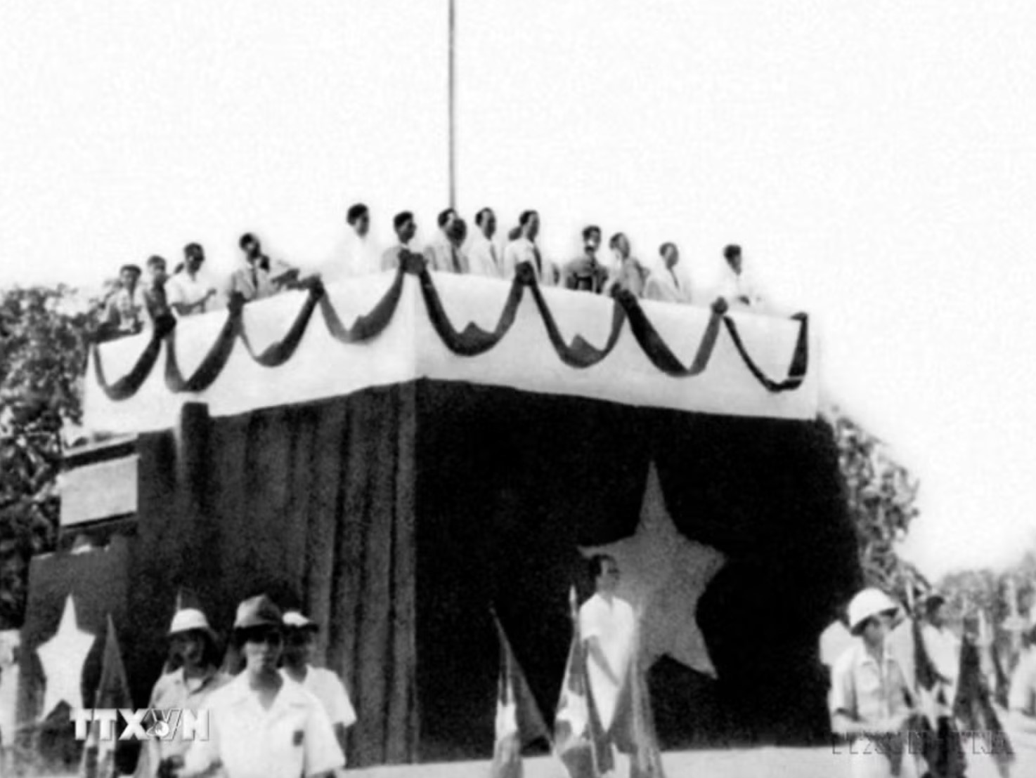 Sáng 2/9/1945, tại Quảng trường Ba Đình lịch sử, Chủ tịch Hồ Chí Minh đọc Tuyên ngôn Độc lập, khai sinh nước Việt Nam Dân chủ Cộng hòa. (Ảnh: Tư liệu TTXVN)