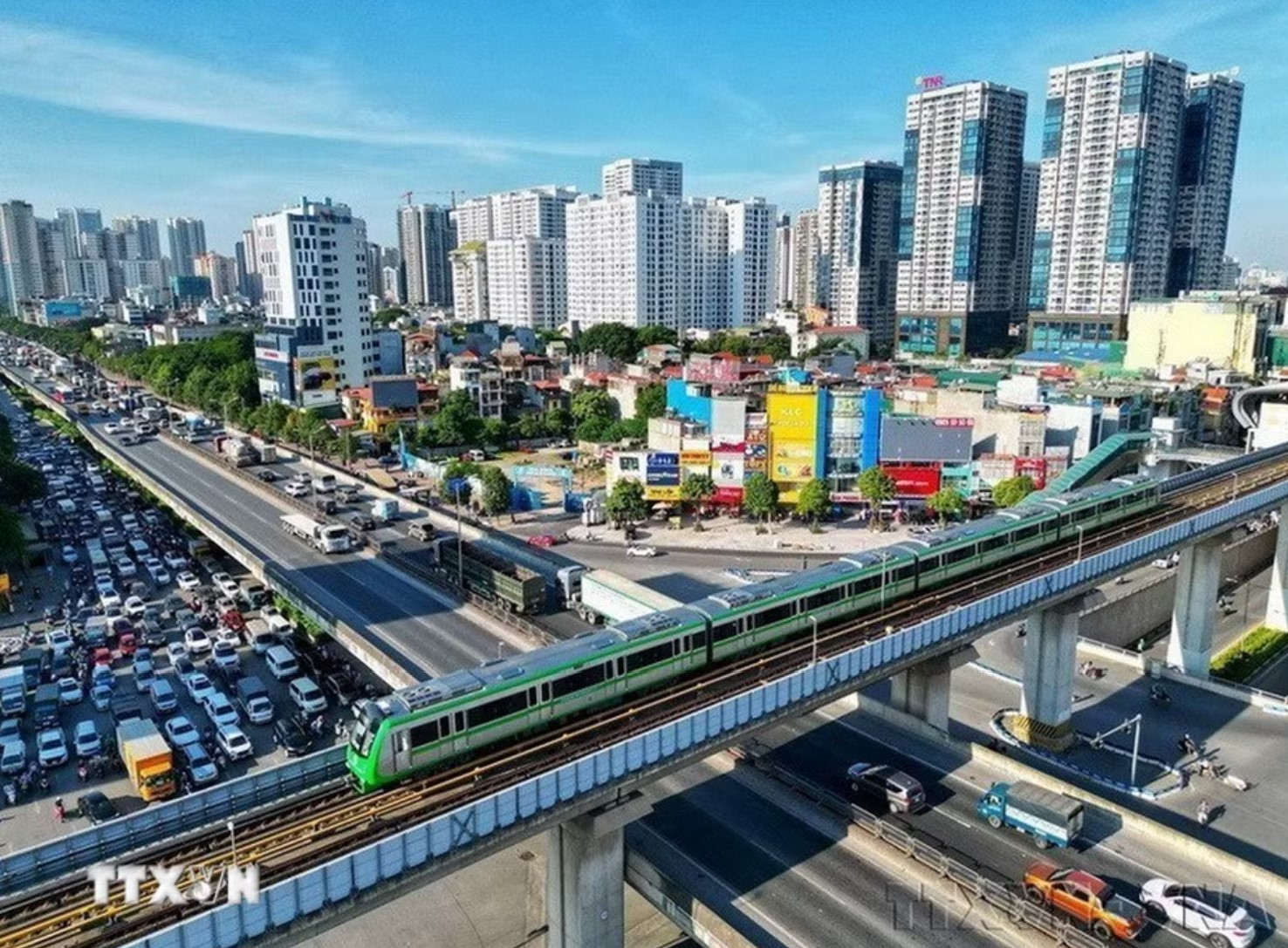 Tuyến đường sắt đô thị Cát Linh-Hà Đông (Hà Nội) là tuyến đường sắt đô thị đầu tiên của cả nước, trở thành phương tiện đi lại tin cậy hằng ngày của người dân Thủ đô. (Ảnh: Tuấn Anh/TTXVN)
