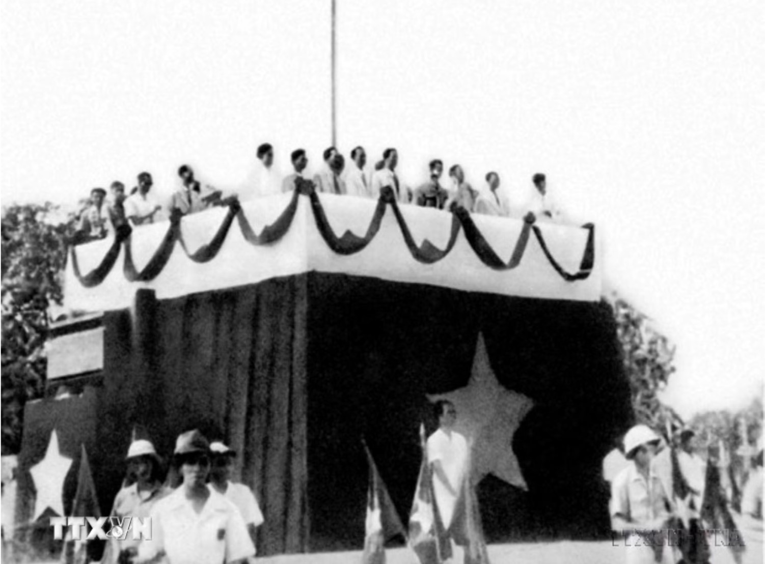 Sáng 2/9/1945, tại Quảng trường Ba Đình lịch sử, Chủ tịch Hồ Chí Minh đọc Tuyên ngôn Độc lập, khai sinh nước Việt Nam Dân chủ Cộng hòa, khẳng định trước quốc dân đồng bào và toàn thế giới: “Nước Việt Nam có quyền hưởng tự do và độc lập, và sự thực đã thành một nước tự do và độc lập. Toàn thể dân Việt Nam quyết đem tất cả tinh thần và lực lượng, tính mệnh và của cải để giữ vững quyền tự do và độc lập ấy.” (Ảnh: Tư liệu TTXVN)