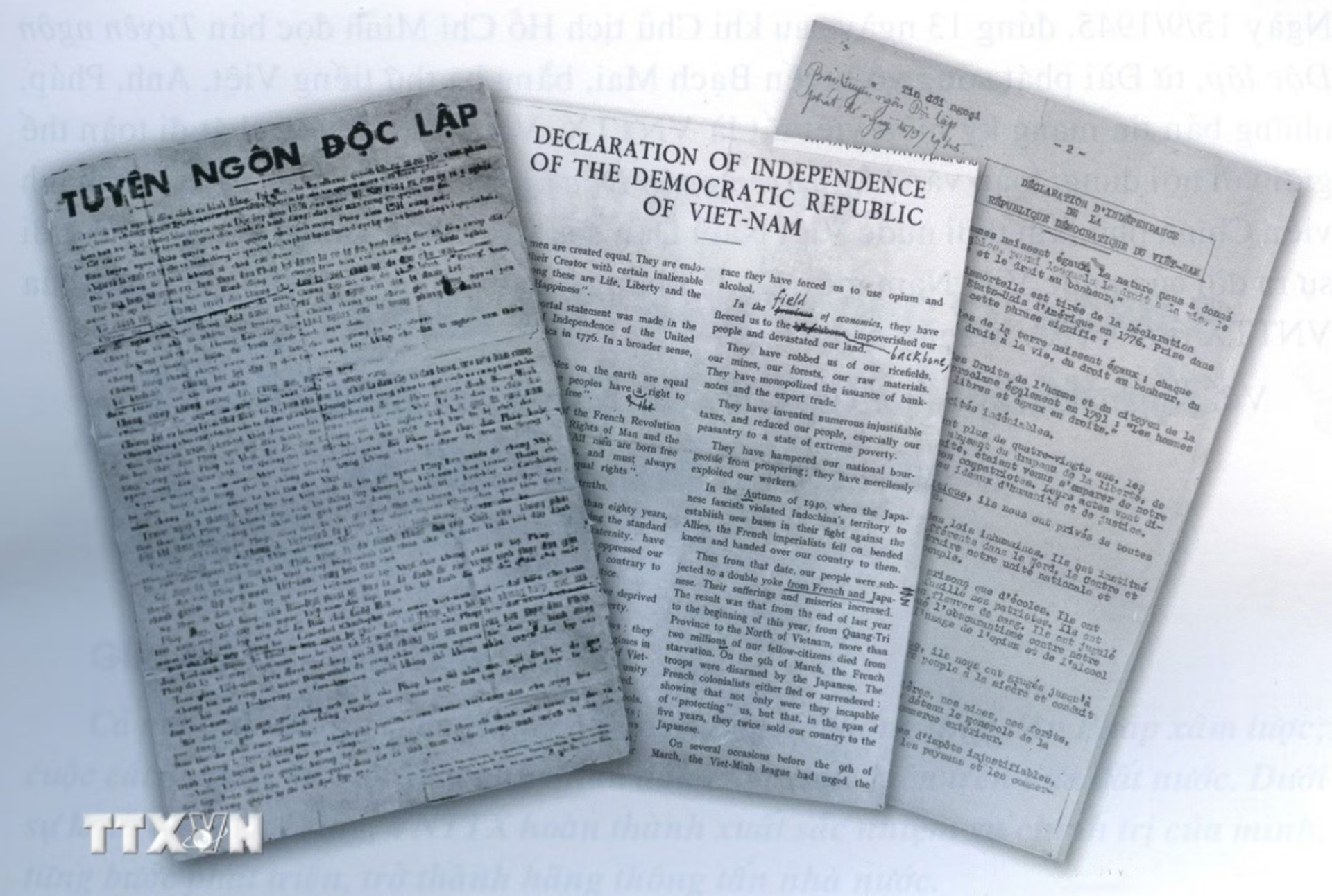 Ngày 15/9/1945, Việt Nam Thông tấn xã – danh xưng do Bác Hồ chấp bút - phát đi toàn văn bản Tuyên ngôn Độc lập cùng với danh sách Chính phủ lâm thời của nước Việt Nam Dân chủ Cộng hòa thông qua những bản tin bằng 3 thứ tiếng: Việt, Anh, Pháp. Thời khắc thiêng liêng ấy đã trở thành Ngày truyền thống của VNTTX, nay là TTXVN. (Ảnh: TTXVN)