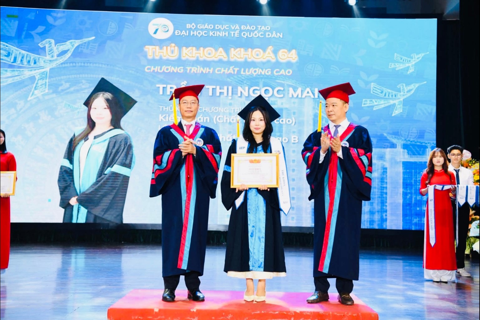 Tân cử nhân Trần Thị Ngọc Mai nhận giấy khen trong lễ tốt nghiệp. Ảnh: NV