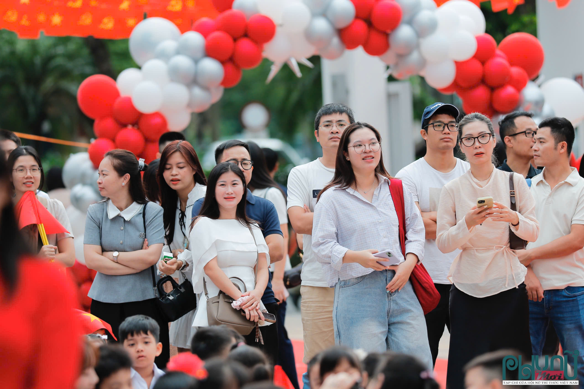 Phụ huynh háo hức đồng hành cùng con trong ngày khai giảng năm học mới.