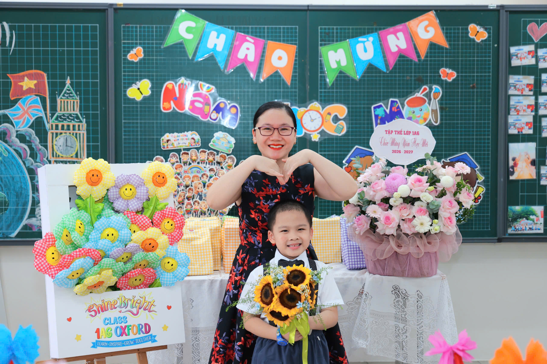 Niềm vui của phụ huynh và học sinh trong ngày khai giảng.