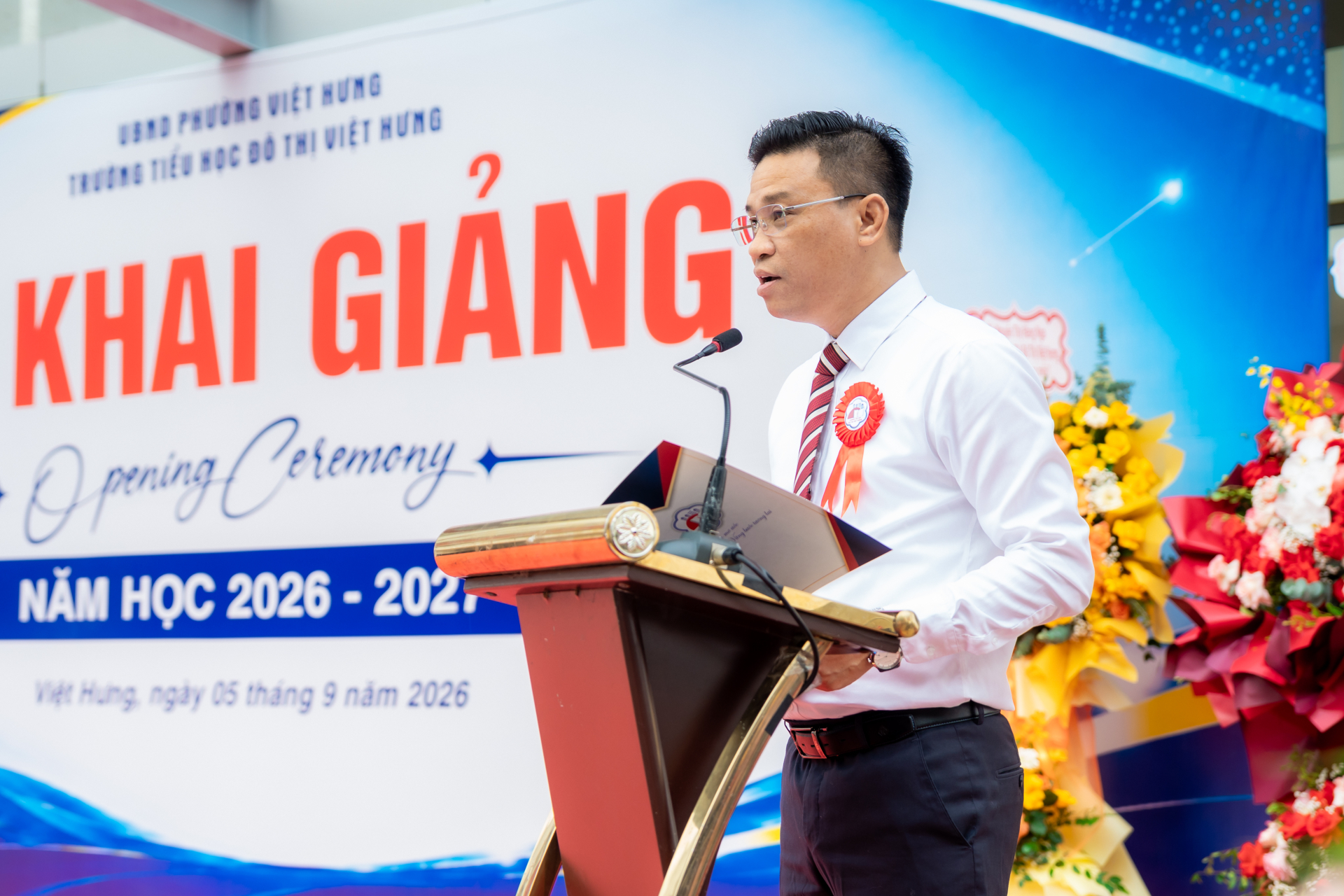 Ông Ngô Quốc Anh, Bí thư Đảng bộ, Hiệu trưởng Trường Tiểu học Đô thị Việt Hưng, phát biểu tại lễ khai giảng năm học 2026–2027.