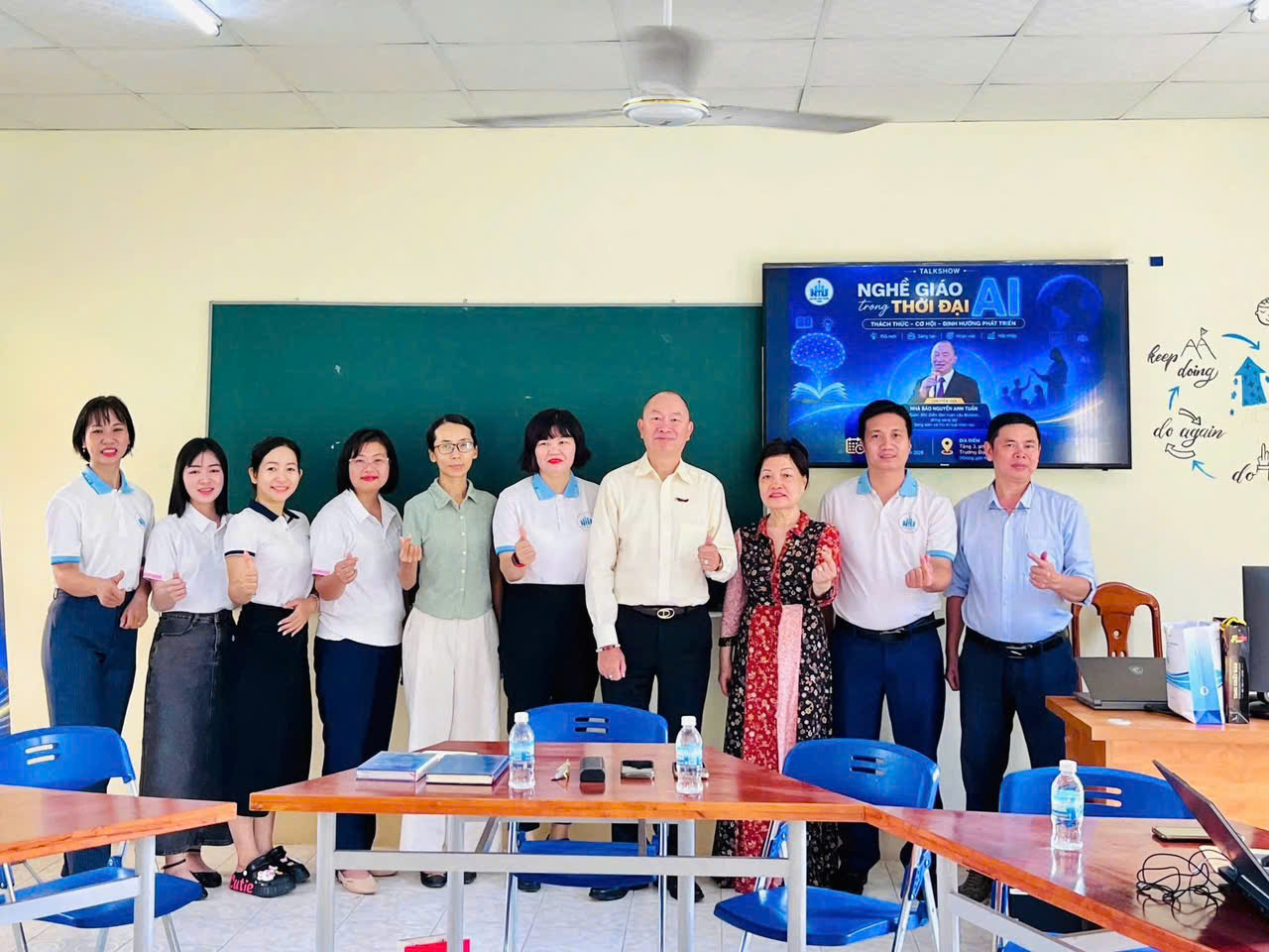 Các đại biểu chụp ảnh lưu niệm