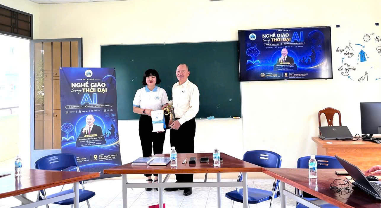 TS. Trần Thị Mỹ Hạnh, Giám đốc Trung tâm Đổi mới sáng tạo, Trường Đại học Nha Trang, Chi hội phó Chi hội Nữ trí thức tỉnh Khánh Hòa, trao quà tặng diễn giả.
