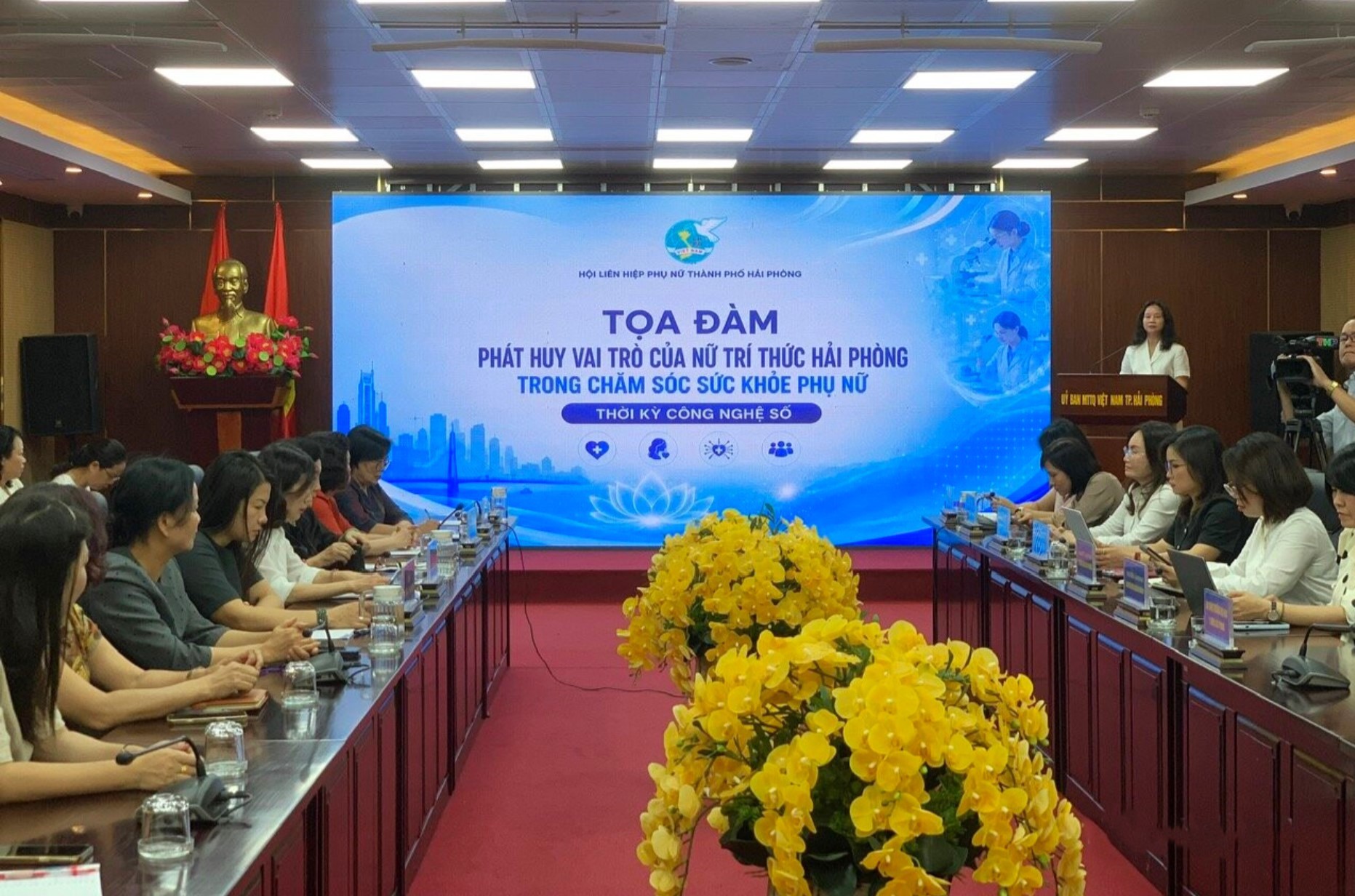 Tọa đàm chuyên đề “Phát huy vai trò của nữ trí thức Hải Phòng trong chăm sóc sức khỏe phụ nữ thời kỳ công nghệ số”. Ảnh: BHP