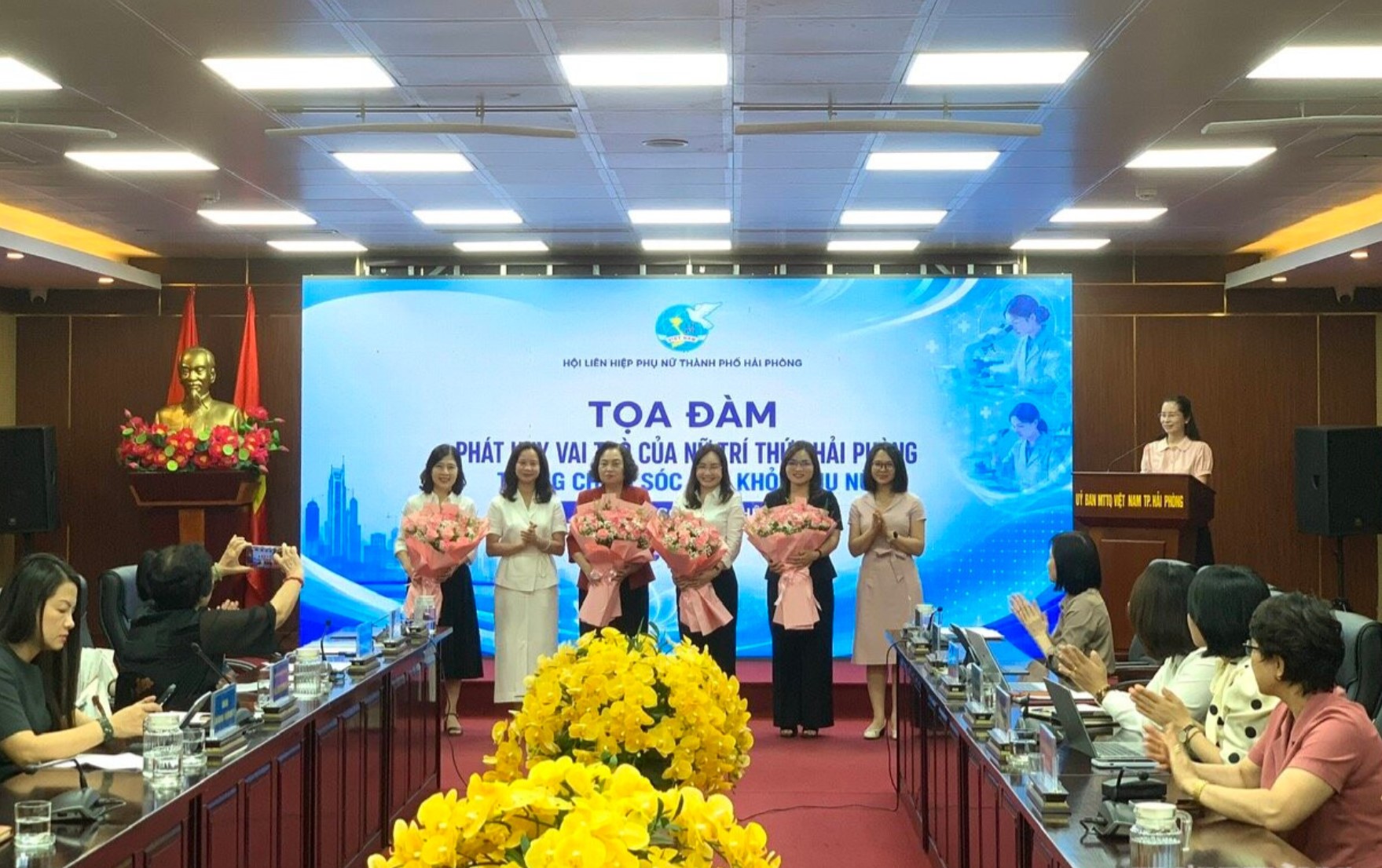 Lãnh đạo Hội Liên hiệp Phụ nữ thành phố Hải Phòng tặng hoa các diễn giả tại tọa đàm.