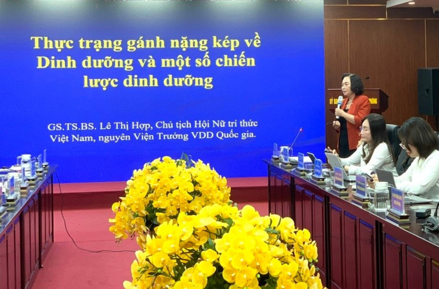 GS.TS Lê Thị Hợp, Chủ tịch Hội Nữ trí thức Việt Nam, nguyên Viện trưởng Viện Dinh dưỡng Quốc gia, trình bày chuyên đề “Dinh dưỡng và lối sống khoa học - nền tảng nâng cao sức khỏe phụ nữ trong thời đại số”.
