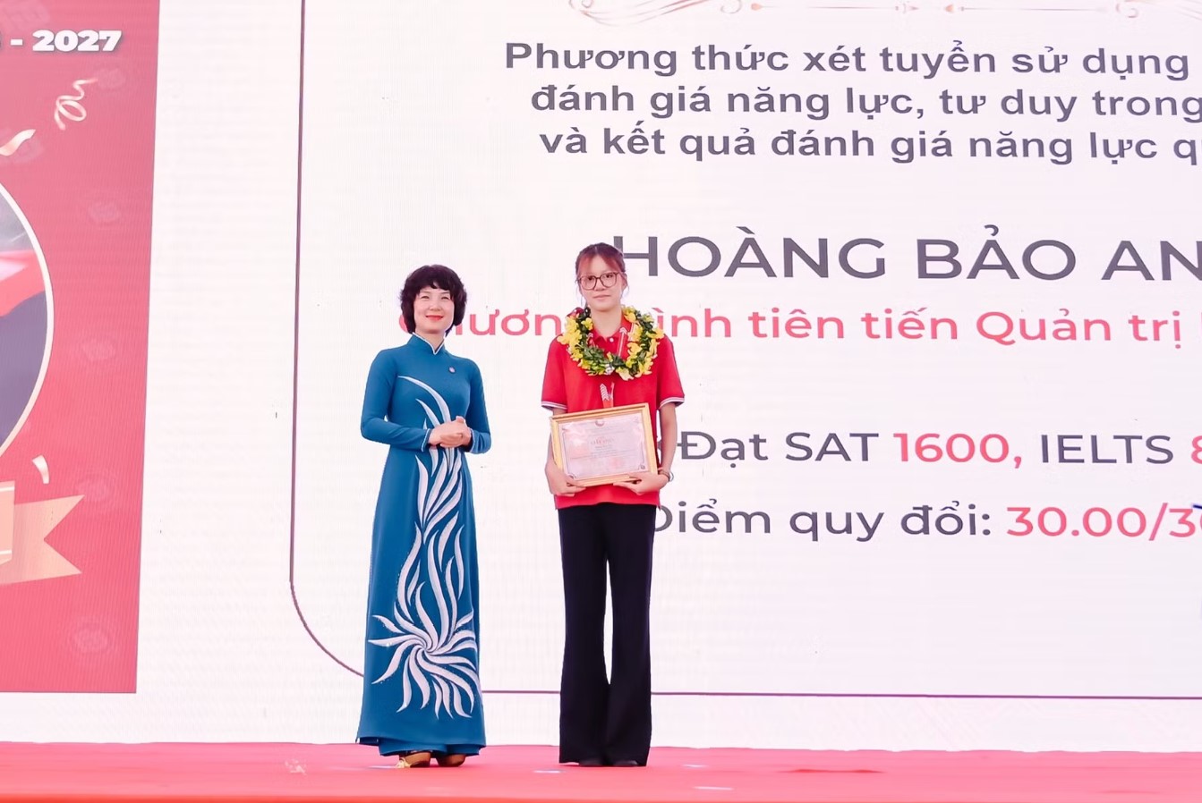 Hoàng bảo Anh được khen thưởng là một trong những thủ khoa đầu vào của trường năm nay. Ảnh: NV