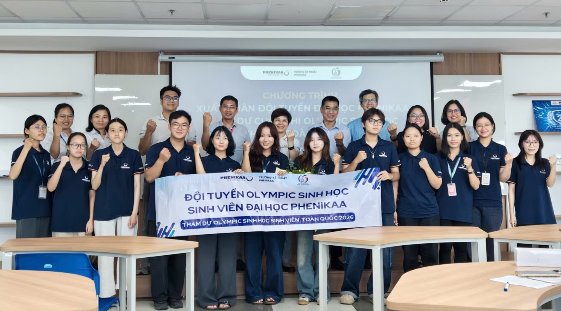 Kim Anh (hàng thứ nhất, thứ 6 từ phải sang) cùng đội tuyển Olympic Sinh học Sinh viên Đại học Phenikaa. Ảnh: NV