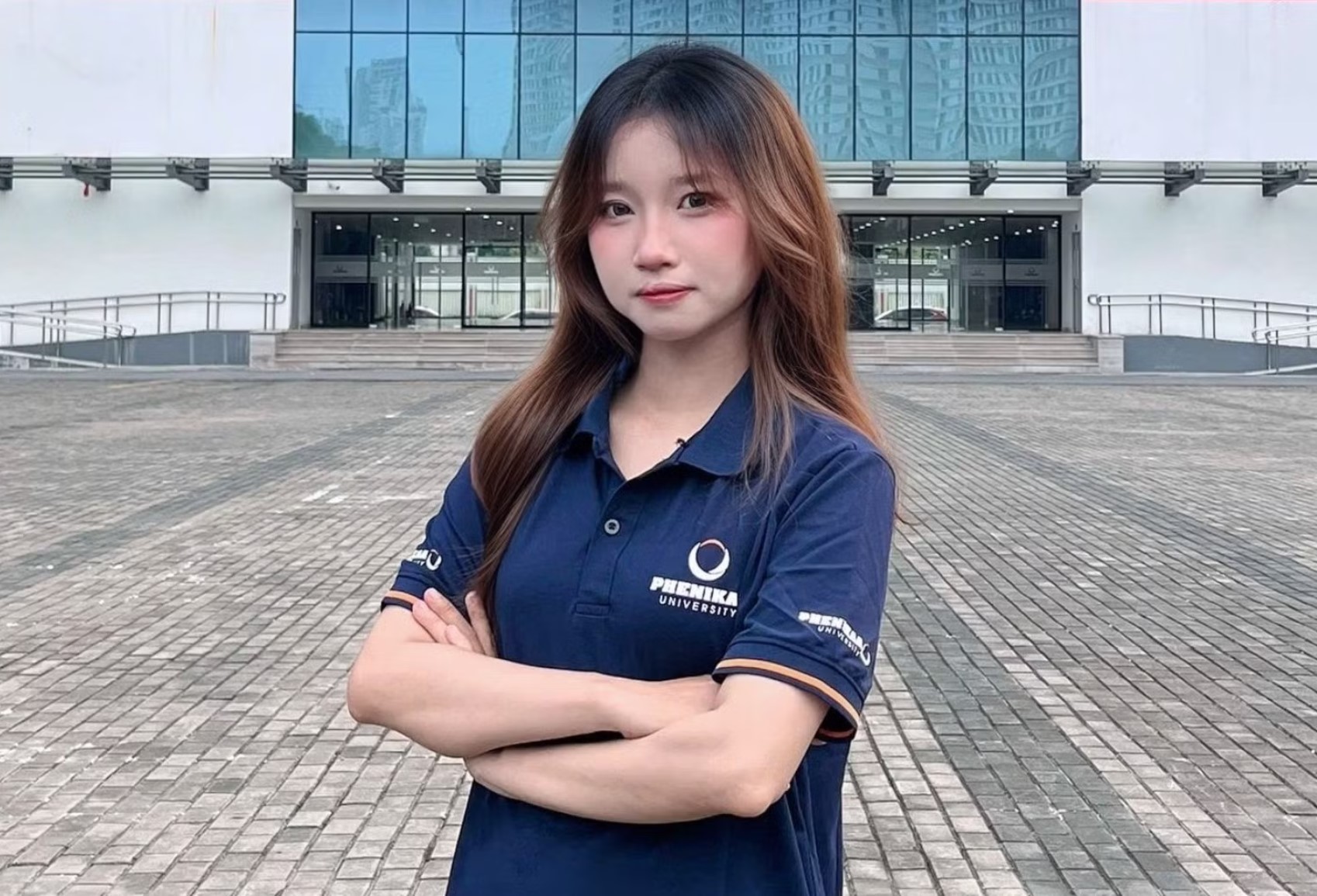 Nguyễn Thị Kim Anh, nữ thủ khoa Công nghệ Sinh học học cách giải quyết vấn đề từ phòng thí nghiệm. Ảnh: NV