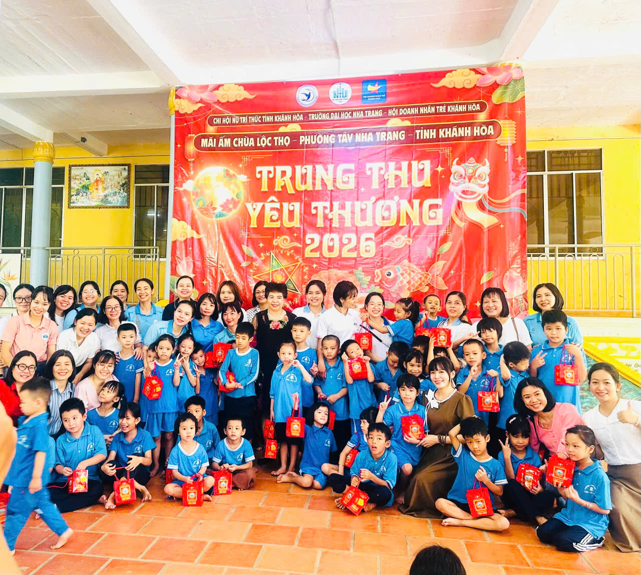 Nữ trí thức Khánh Hòa thăm, tặng quà trẻ em Mái ấm chùa Lộc Thọ