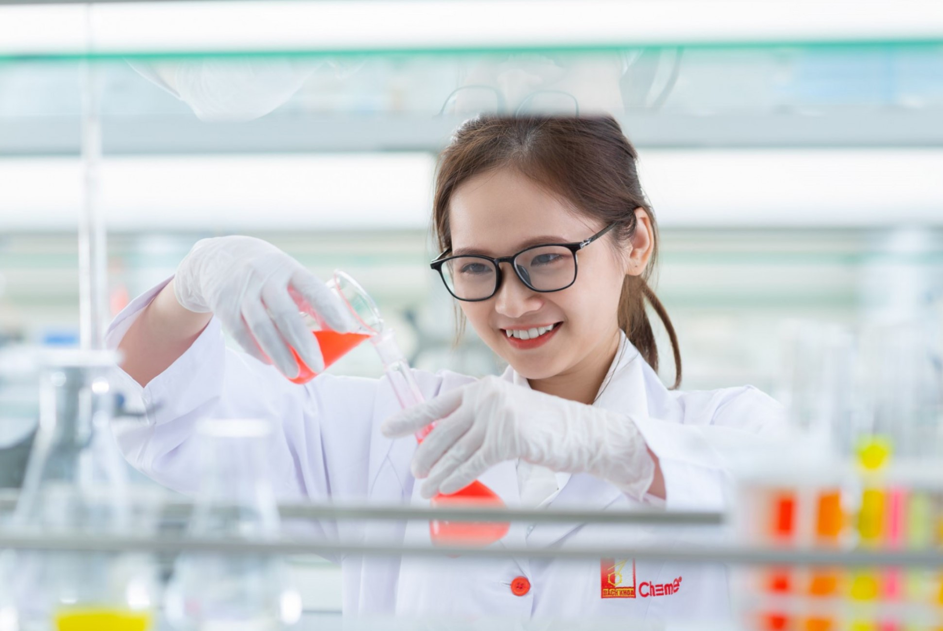 Nghiên cứu khoa học tại Đại học Bách khoa Hà Nội. Ảnh: ĐHBK