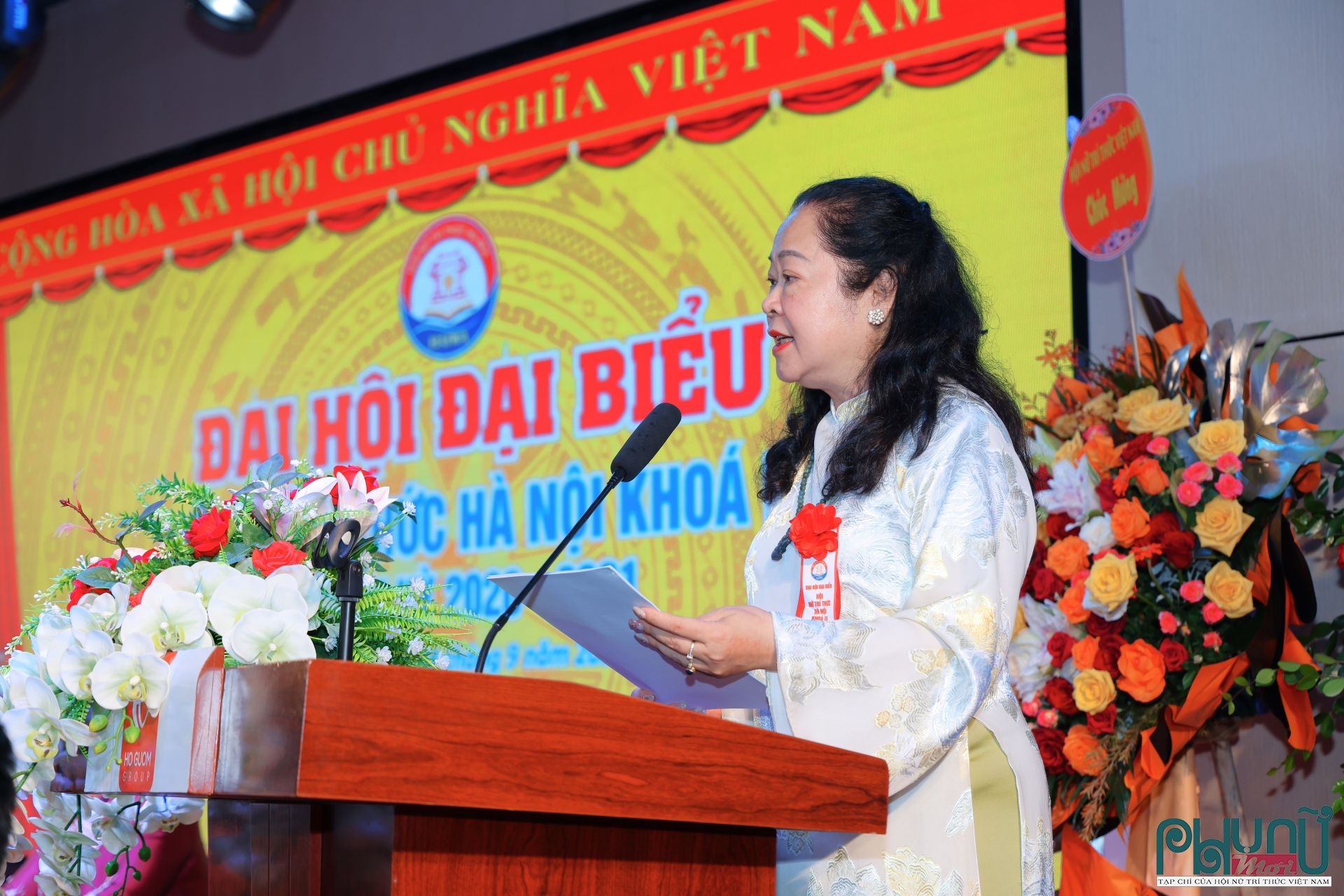 GS.TS. Nguyễn Thị Hoàng Yến, Phó Chủ tịch Hội Nữ trí thức Hà Nội, trình bày báo cáo tổng kết tại Đại hội.