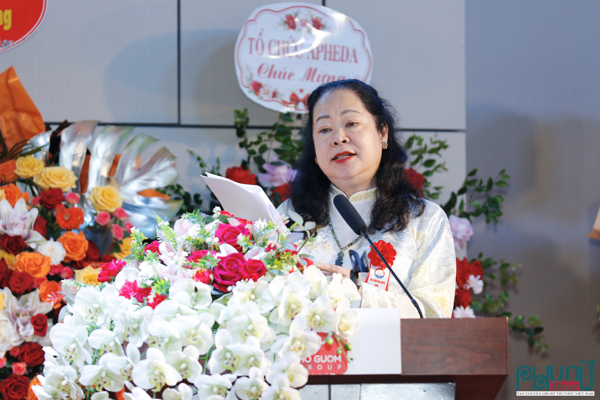 GS.TS. Nguyễn Thị Hoàng Yến, Phó Chủ tịch Hội Nữ trí thức Hà Nội, trình bày báo cáo tổng kết tại Đại hội.