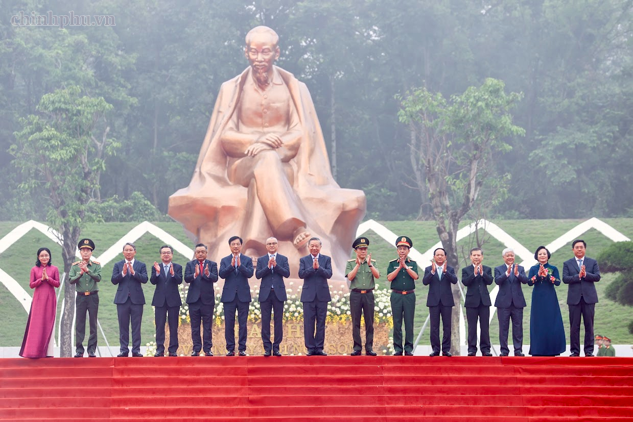 Tổng Bí thư, Chủ tịch nước Tô Lâm và các đại biểu tại Tượng đài 