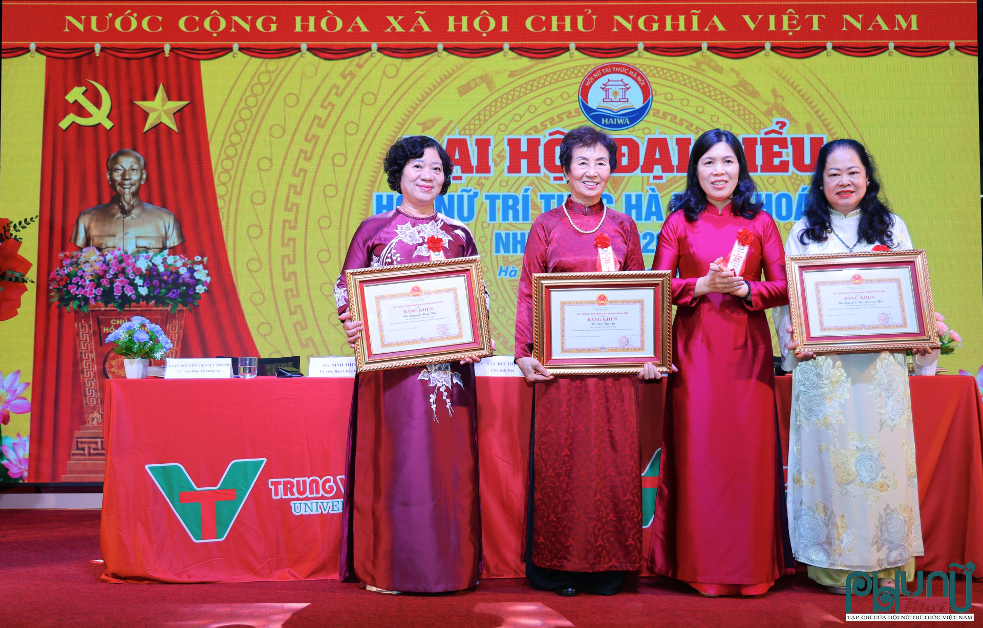 Bà Trần Thị Phương Hoa, Thành ủy viên, Phó Chủ tịch Thường trực Ủy ban MTTQ Việt Nam TP. Hà Nội trao bằng khen 1 tập thể Hội Nữ trí thức Hà Nội và 3 cá nhân có thành tích xuất sắc.