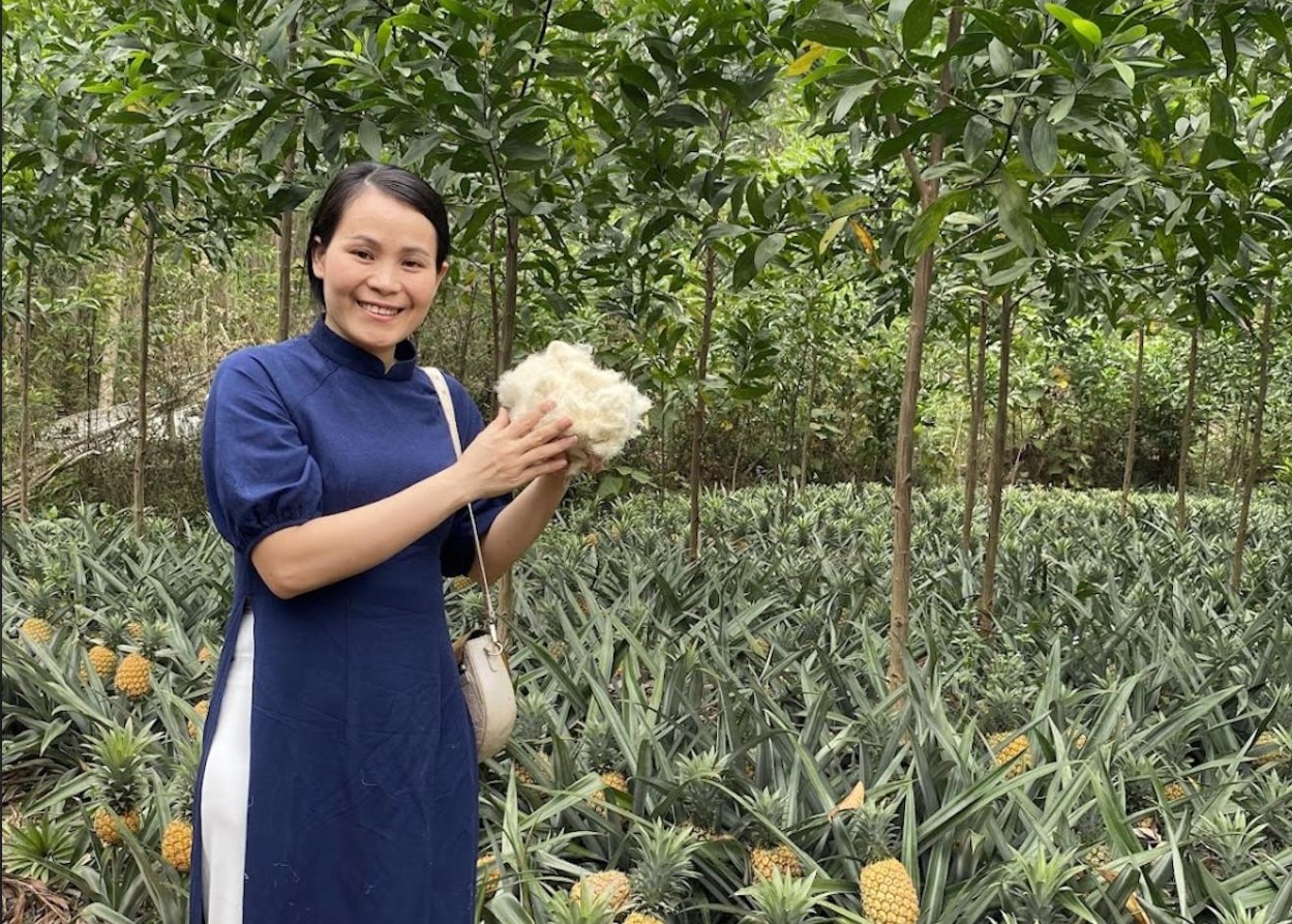 Bà Trần Thị Mỹ Hải diện áo dài dệt từ sợi dứa pha tơ tằm, sản phẩm từ mô hình tận dụng phế phẩm nông nghiệp. Ảnh: Vietfiber