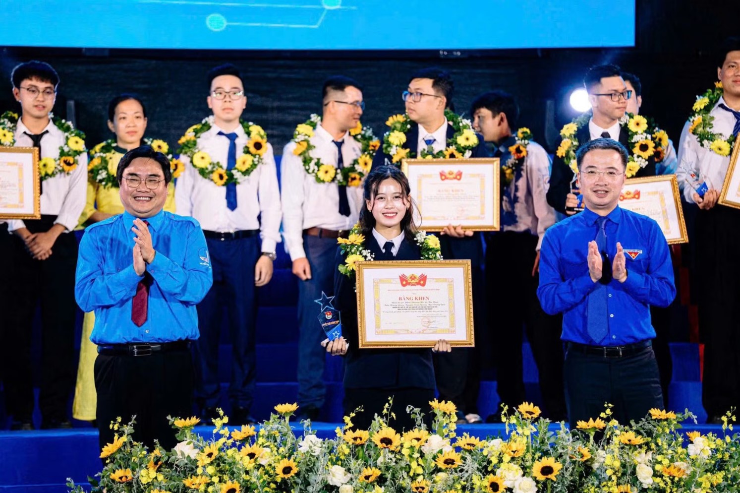 Phan Phương Hà (giữa) nhận bằng khen cho công trình, giải pháp, sản phẩm sáng tạo, sáng kiến tiêu biểu toàn quốc. Ảnh: NV