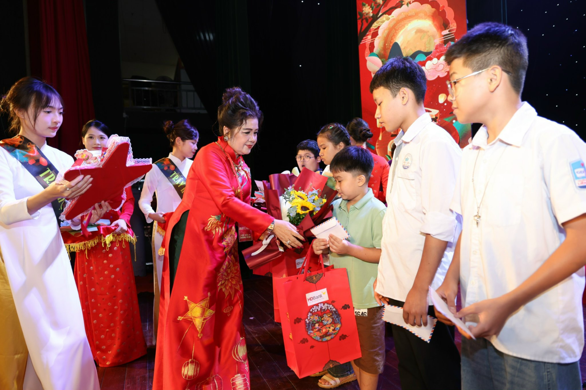 NSND Lệ Ngọc, Chi hội trưởng Chi hội Nữ trí thức khối Văn hóa nghệ thuật, Hội Nữ trí thức Việt Nam, Trưởng Ban Tổ chức chương trình tặng quà cho các cháu học sinh.