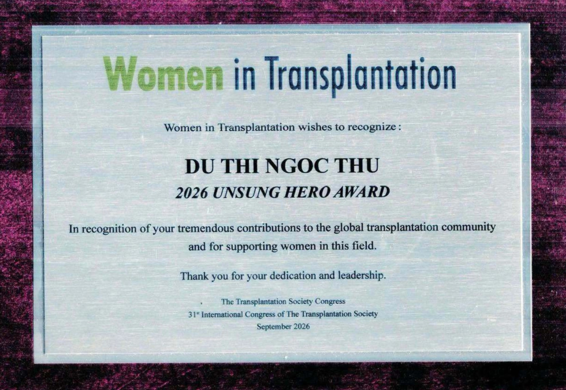Bằng khen '2026 UNSUNG HERO AWARD' (Giải thưởng Anh hùng thầm lặng năm 2026) được trao tặng cho Du Thị Ngọc Thu bởi tổ chức 'Women in Transplantation', ghi nhận những đóng góp to lớn cho cộng đồng cấy ghép toàn cầu. Ảnh: BVCR