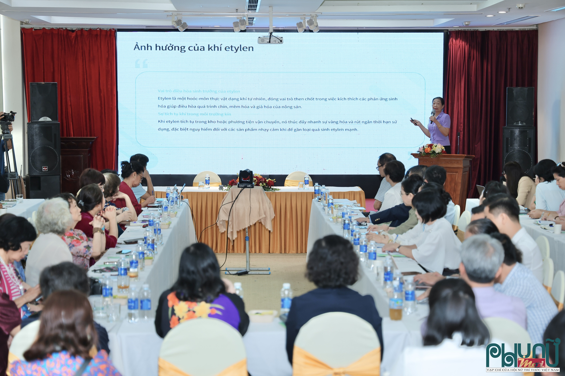 TS Phạm Thị Liên trình bày tham luận