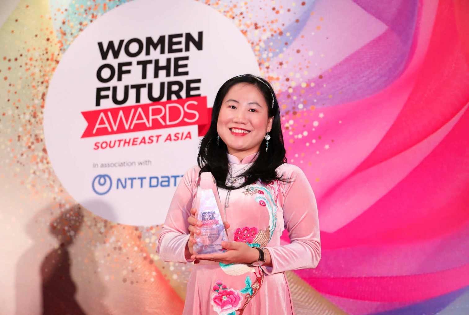 PGS.TS Hà Thị Thanh Hương nhận giải thưởng Phụ nữ tương lai Đông Nam Á “Women of the Future Southeast Asia” 2023 với các nghiên cứu khoa học về sức khỏe. Ảnh: NV