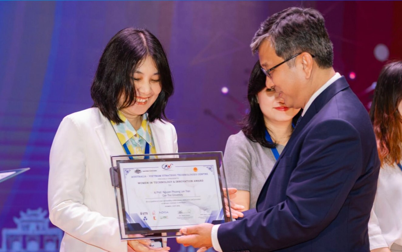 PGS.TS. Trần Nguyễn Phương Lan nhận Giải thưởng Women in Technology & Innovation Awards. Ảnh: ĐHCT