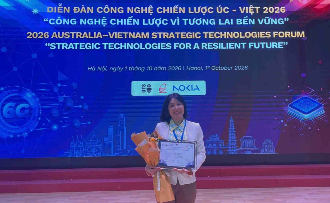 PGS.TS. Trần Nguyễn Phương Lan - Giảng viên cao cấp Trường Bách khoa, Đại học Cần Thơ - nhận giải thưởng Women in Technology & Innovation Awards. Ảnh: ĐHCT