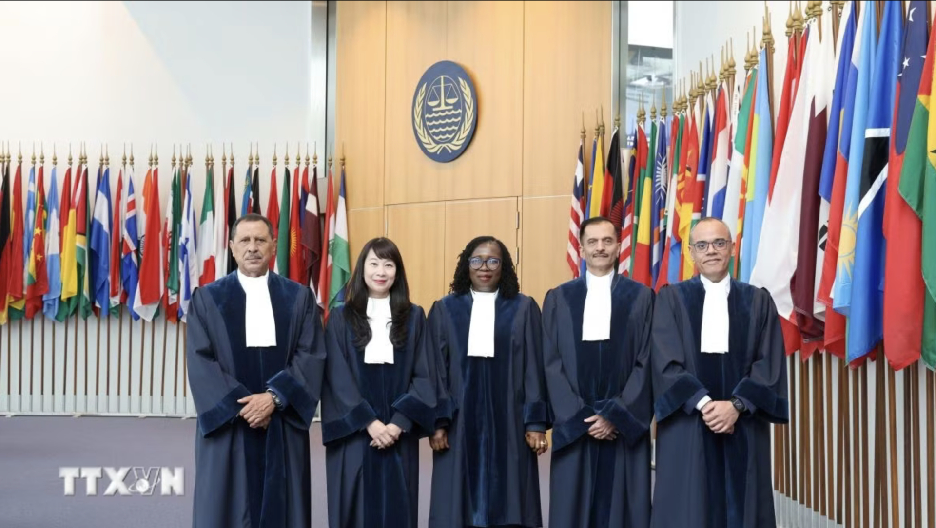 Thẩm phán Nguyễn Thị Lan Anh cùng bốn Thẩm phán của Ghana, Brazil, Tunisia và Ấn Độ cùng nhậm chức ngày 1/10/2026. (Ảnh: Thu Hằng/PV TTXVN tại Đức)