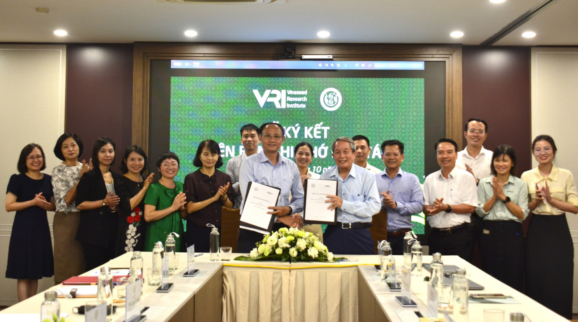 Viện Sinh học và VinaSeed ký kết Biên bản ghi nhớ hợp tác trong nghiên cứu khoa học, phát triển công nghệ sinh học và giống cây trồng. Ảnh: Viện Sinh học