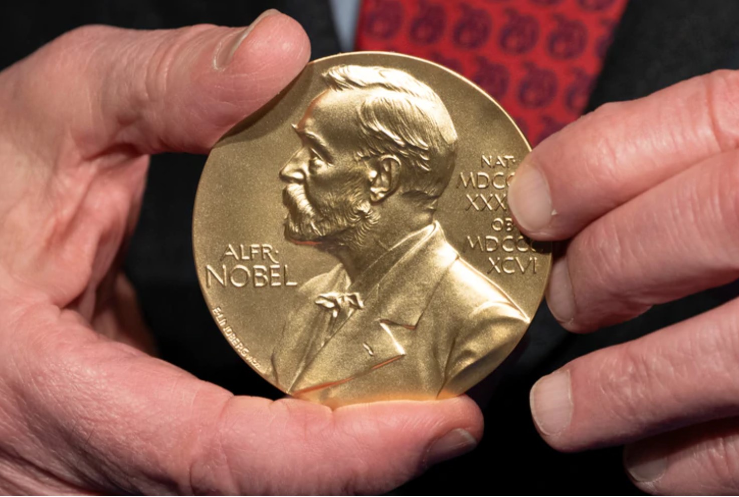 Huy chương Nobel tại Viện Y tế quốc gia Mỹ (NIH) ở bang Maryland - Ảnh: AP