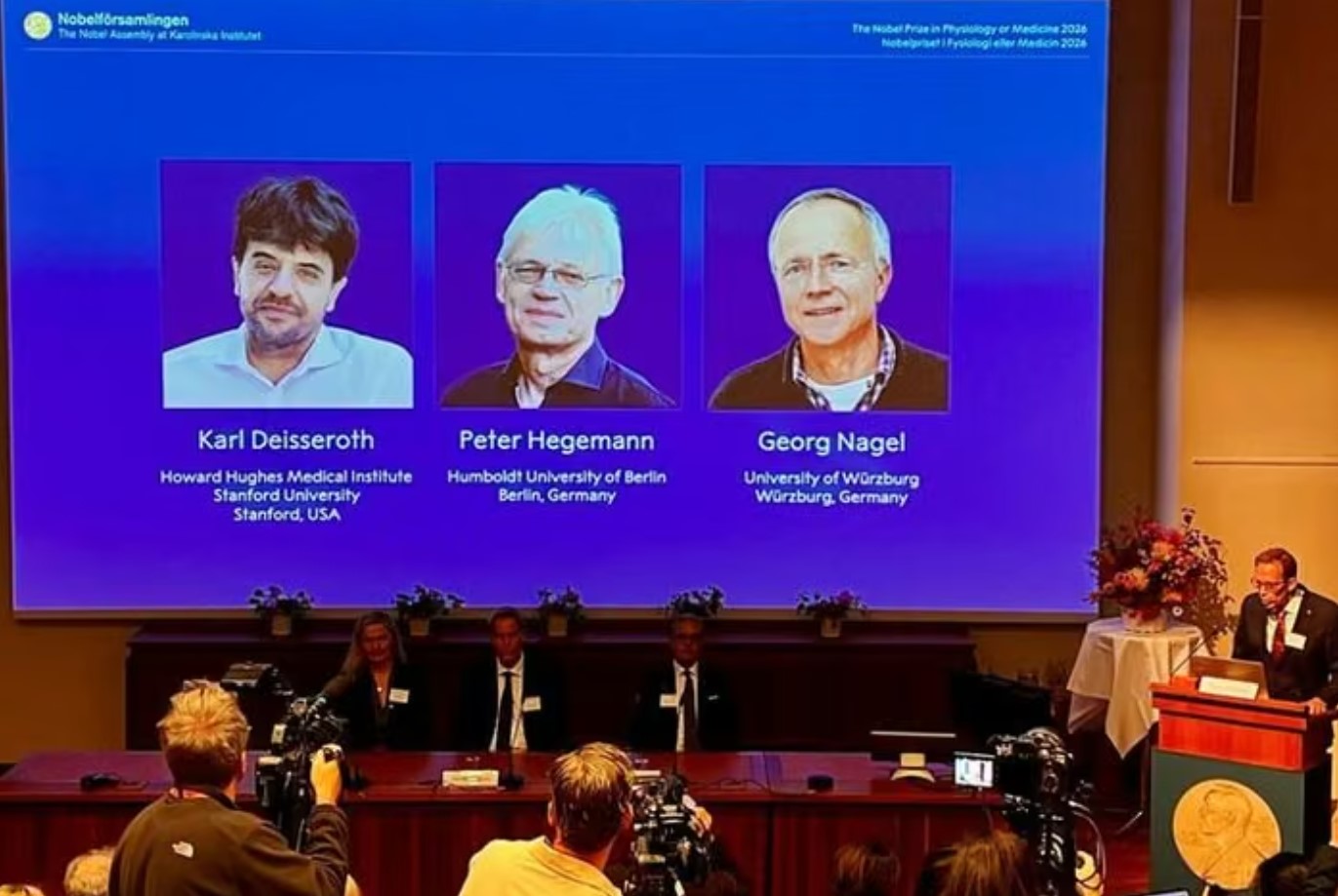 3 nhà khoa học đoạt giải Nobel Y sinh 2026. (Ảnh: KI)