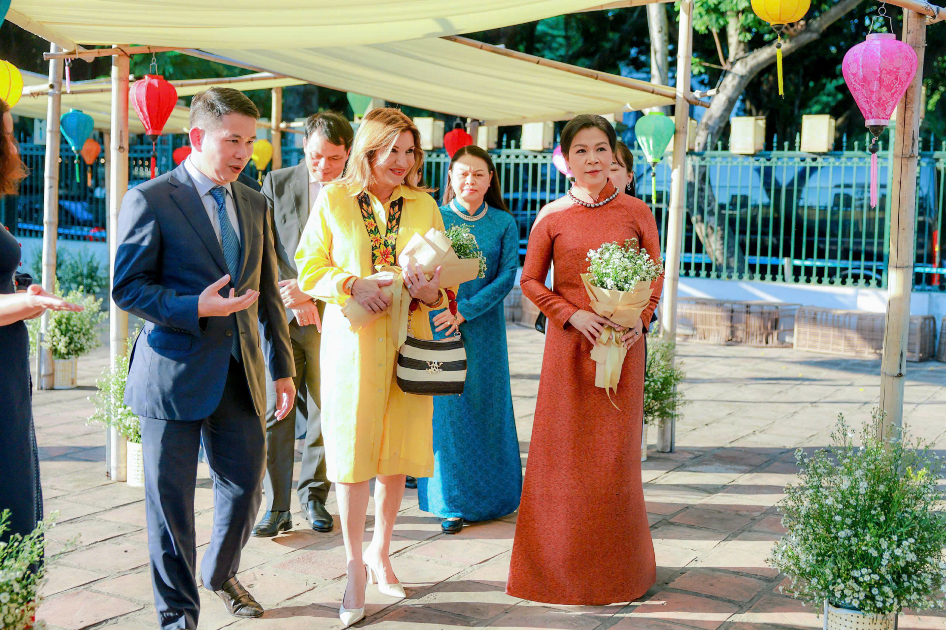 Chiều 6/10, Phu nhân Tổng Bí thư, Chủ tịch nước Tô Lâm, bà Ngô Phương Ly, cùng Phu nhân Tổng thống Panama José Raúl Mulino, bà Maricel Cohen de Mulino, đến Hồ Văn, thuộc quần thể Di tích Quốc gia đặc biệt Văn Miếu - Quốc Tử Giám. 