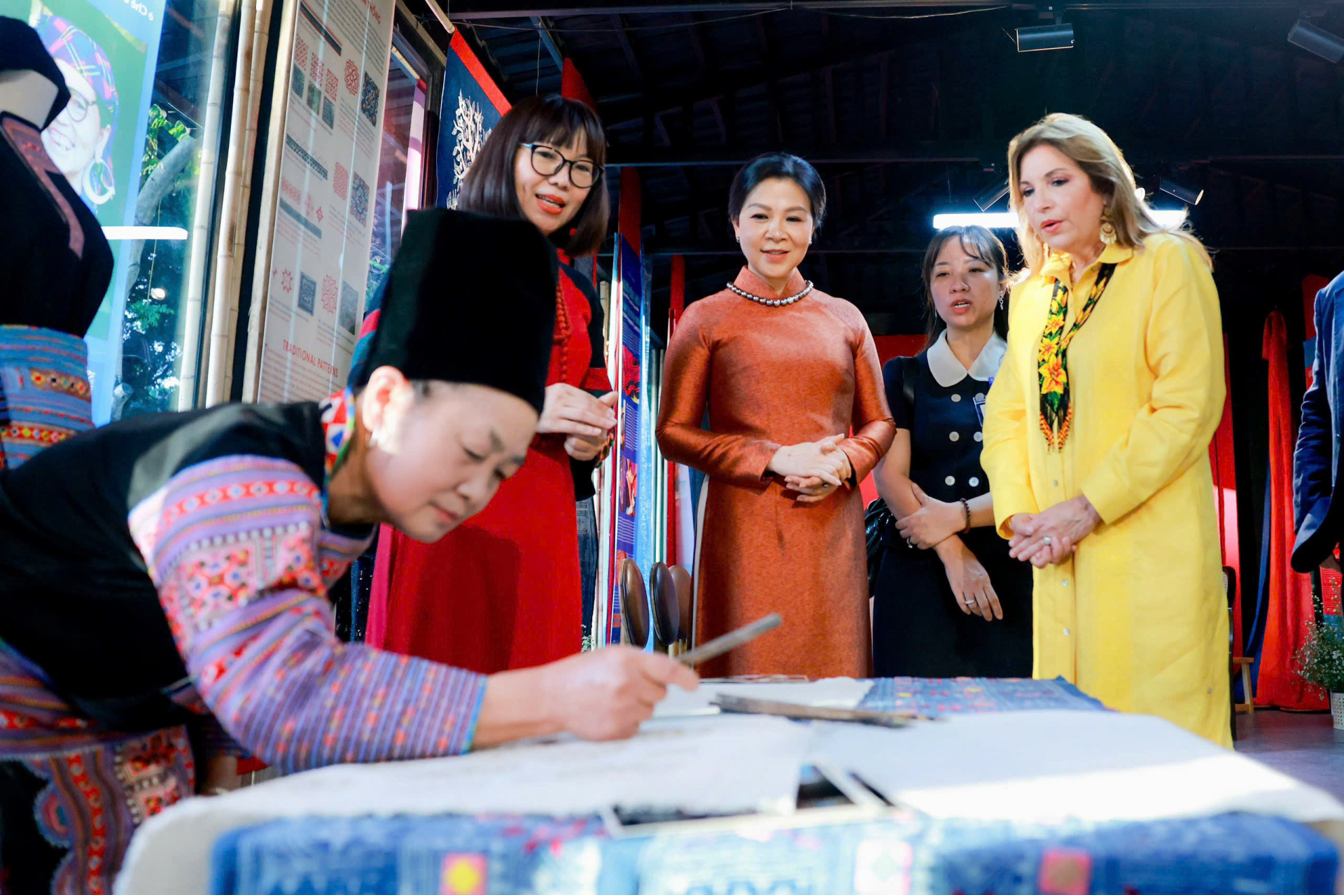 Hai Phu nhân gặp gỡ các nghệ nhân, tìm hiểu một số công đoạn tạo nên những sản phẩm thủ công truyền thống của các dân tộc Tà Ôi, Dao Đỏ, Mông xanh... Hai Phu nhân cũng được giới thiệu cách nhuộm vải bằng chàm, tạo hoa văn trên vải bằng sáp ong và tìm hiểu ý nghĩa của từng họa tiết. 