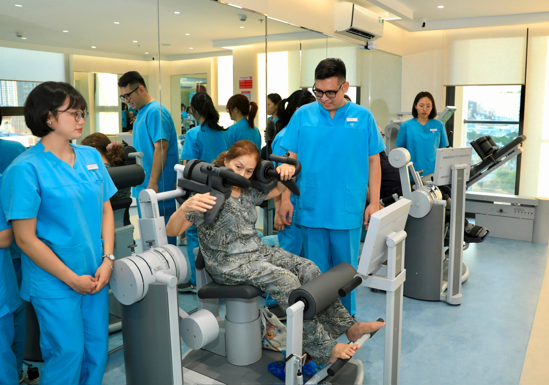 Người cao tuổi sử dụng dịch vụ tại Tổ hợp chăm sóc sức khỏe HANDICO Hà Nội. Ảnh: Quang Thái