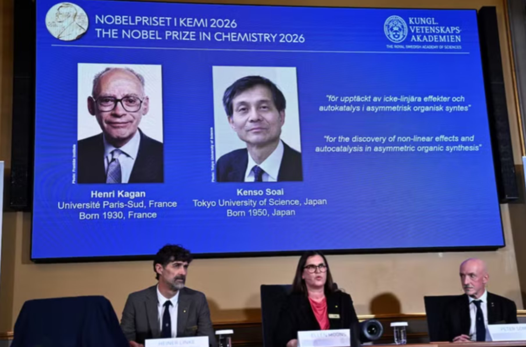 Henri Kagan và Kenso Soai được trao giải Nobel Hóa học năm 2026 tại cuộc họp báo tại Viện Hàn lâm Khoa học Hoàng gia Thụy Điển ở Stockholm, Thụy Điển, ngày 7/10. Ảnh: Reuters.