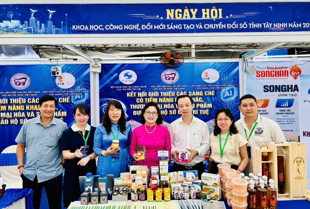 ThS. Lê Thị Khánh Vân, Hội Nữ trí thức Việt Nam (Áo hồng) giới thiệu các sản phẩm được thương mại hóa từ nghiên cứu khoa học